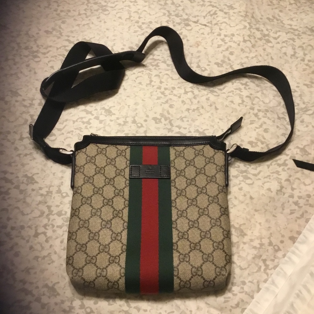 Women’s Authentic Gucci Messenger Supreme crossbody bag